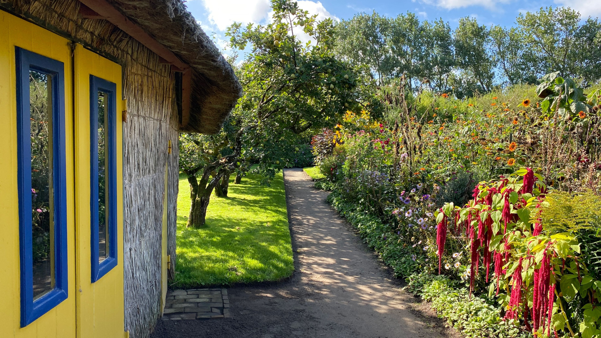 Blooming Nolde Garden with the Seebüllchen garden house in the foreground.