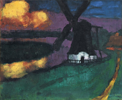 Sort-hvid mølle ved vandet ved siden af et stråtækt hus på grønt land; en violet himmel spejler sig i vandet.