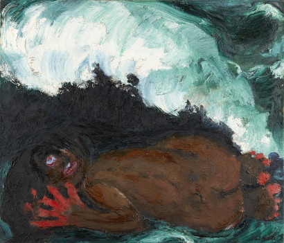 Grotesk brun figur med røde fingre og tæer ligger i frådende bølger med lyst skum.