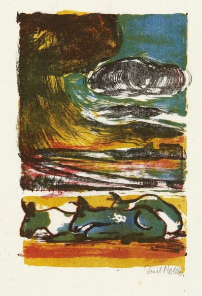 Tre sort-hvide køer ligger på gulrød jord under en dramatisk himmel i sort, blå, gul og rød; bygninger anes i det fjerne.