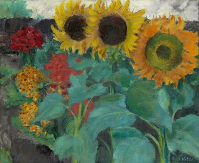 Zwei gelbe und eine orangefarbene Sonnenblume mit kr&auml;ftigen gr&uuml;nen Bl&auml;ttern und langen Stielen vor rot-orangefarbenem Blumen auf dunkelerdigem Hintergrund.