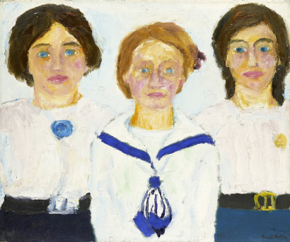 Drei M&auml;dchen stehen nebeneinander, sie tragen wei&szlig;e Blusen vor hellem Hintergrund.