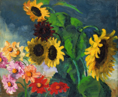 Vier gelbe und eine dunkelrote Sonnenblume mit langen gr&uuml;nen Stielen sowie Dahlien in Gelb, Orange, Rot und Rosa vor dunkelblauem Hintergrund.