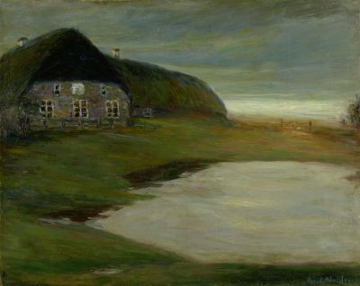 Gro&szlig;es Reetdachhaus vor gr&uuml;nem Garten und Fething, im Hintergrund die Marschlandschaft unter bedecktem Himmel.