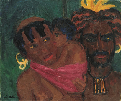 Drei dunkelh&auml;utige Personen &ndash; Frau, Mann und Kind &ndash; mit nackten Oberk&ouml;rpern, gro&szlig;en gelben Ohrringen und markanten Frisuren vor dunkelgr&uuml;nem Hintergrund.