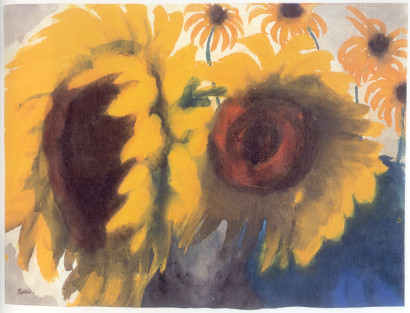 Zwei gro&szlig;e gelbe Sonnenblumen im Vordergrund, dahinter vier gelb-orange Rudbeckien.