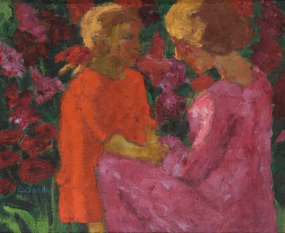 Eine Frau in einem pinken Kleid kniet am Boden und h&auml;lt die H&auml;nde eines M&auml;dchens in einem roten Kleid. Im Hintergrund sind dunkelrote Blumen mit gr&uuml;nen Stielen zu sehen.