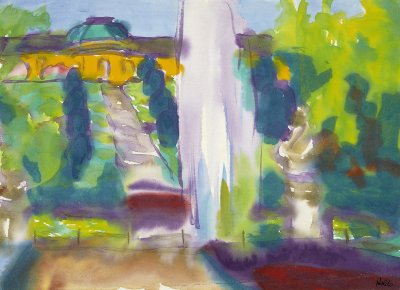 Parkanlage mit Springbrunnen im Vordergrund, Treppe zu einem gro&szlig;en gelb-orangenen Geb&auml;ude mit gr&uuml;nem Dach, umgeben von gr&uuml;nen Rasenfl&auml;chen, B&uuml;schen und B&auml;umen.