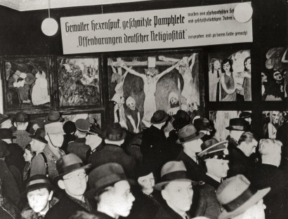 Emil Noldes neunteiliges Werk &bdquo;Das Leben Christi&ldquo; wird gezeigt, davor zahlreiche Besucherinnen und Besucher.