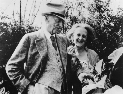 Ada und Emil Nolde, Arm in Arm im Garten von Seeb&uuml;ll, beide l&auml;chelnd.